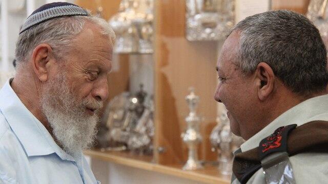 Eisenkot speaks with yeshiva rabbi (צילום: עידו כהן) Eisenkot speaks with yeshiva rabbi