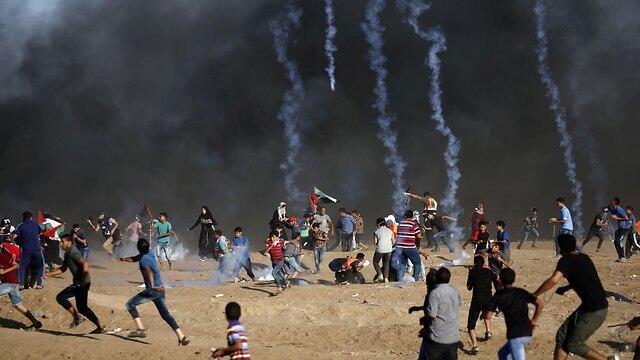 Clashes on Gaza border fence  