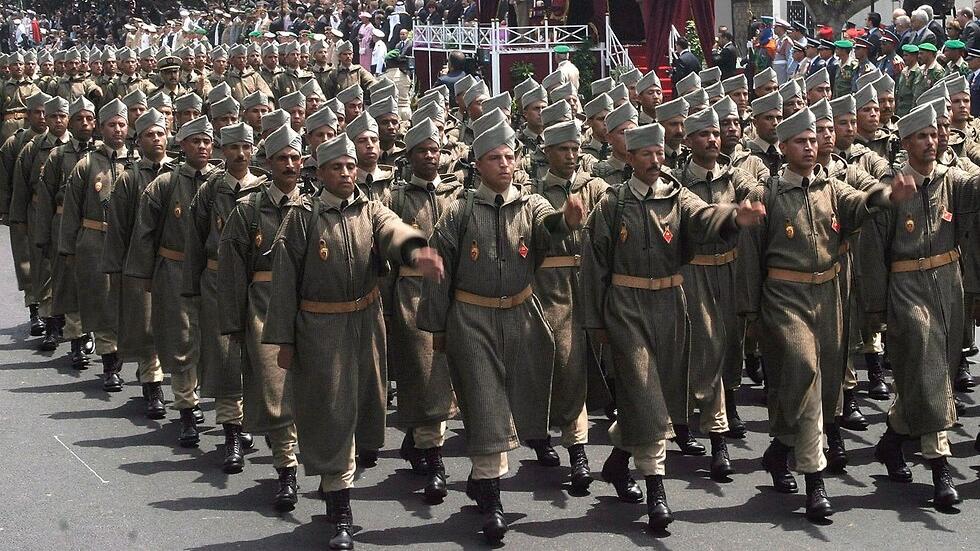 Марокканские гвардейцы (Фото: AP) מצעד של צבא מרוקו מחזירים את גיוס החובה