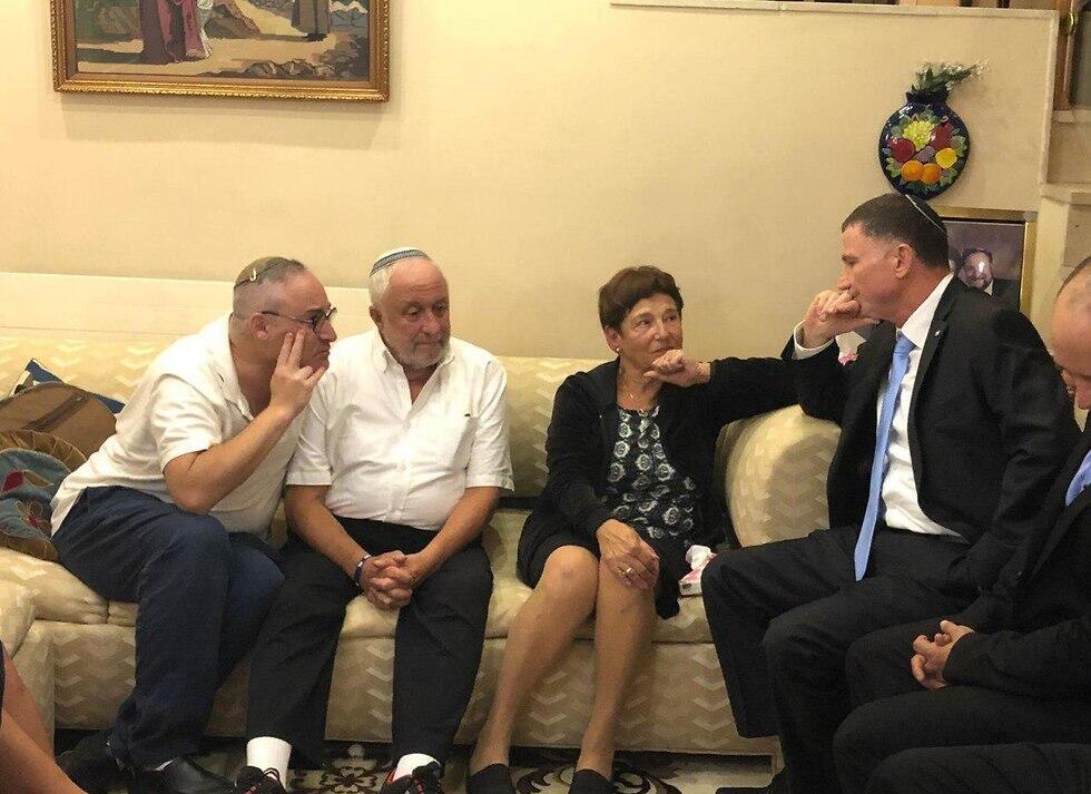 Спикер кнессета Юлий Эдельштейн посетил родителей убитого