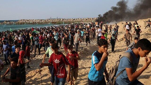 Демонстрация на северной границе сектора Газы. Фото: AP (צילום: AP) Демонстрация на северной границе сектора Газы. Фото: AP