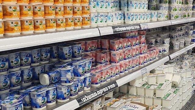 Молочные продукты в супермаркете 
