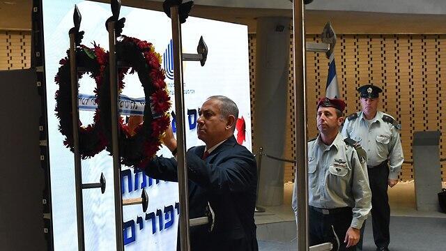 PM Netanyahu lays memorial wreath at Yom Kippur War ceremony (צילום: קובי גדעון/ לע"מ) PM Netanyahu lays memorial wreath at Yom Kippur War ceremony