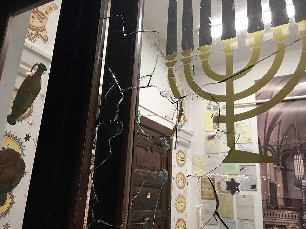Synagogue in Gdańsk, Poland after a stone were thrown inside during Yom Kippur prayer (צילום: הקהילה היהודית בגדנסק ) Synagogue in Gdańsk, Poland after a stone were thrown inside during Yom Kippur prayer