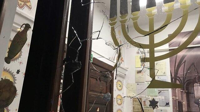 Разбитое окно синагоги в Гданьске. Фото: еврейская община Гданьска