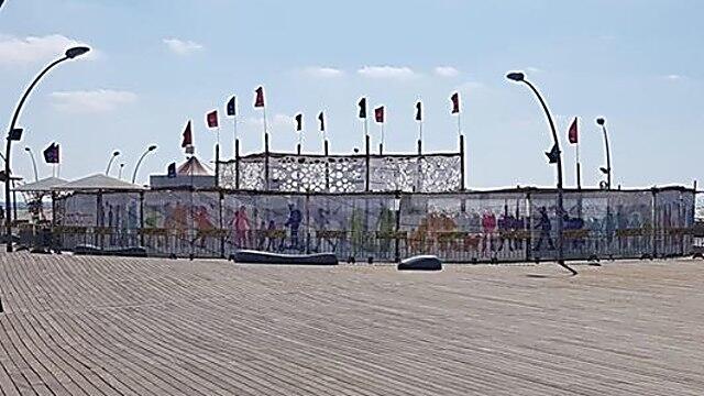 Гигантская сукка в Тель-Авиве. Фото: Галь Яари