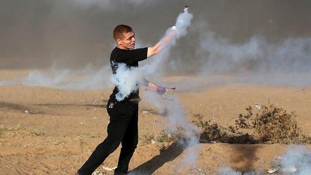 Palestinian rioting on border fence 