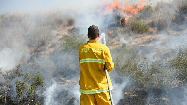 Firefighter putting out fires (צילום: קובי ריכטר/ דוברות כבאות והצלה) Firefighter putting out fires