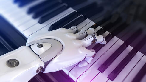 רובוט מנגן בפסנתר