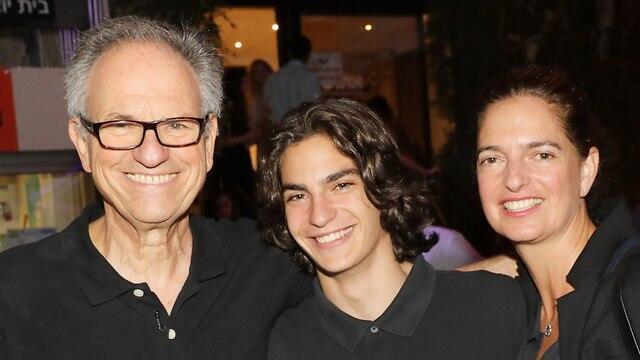 Ари Нешер с отцом Ави и матерью Ирис. Фото: Рафи Далойя