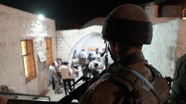 Паломники у гробницы Йосефа в Шхеме. Фото: пресс-служба ЦАХАЛа