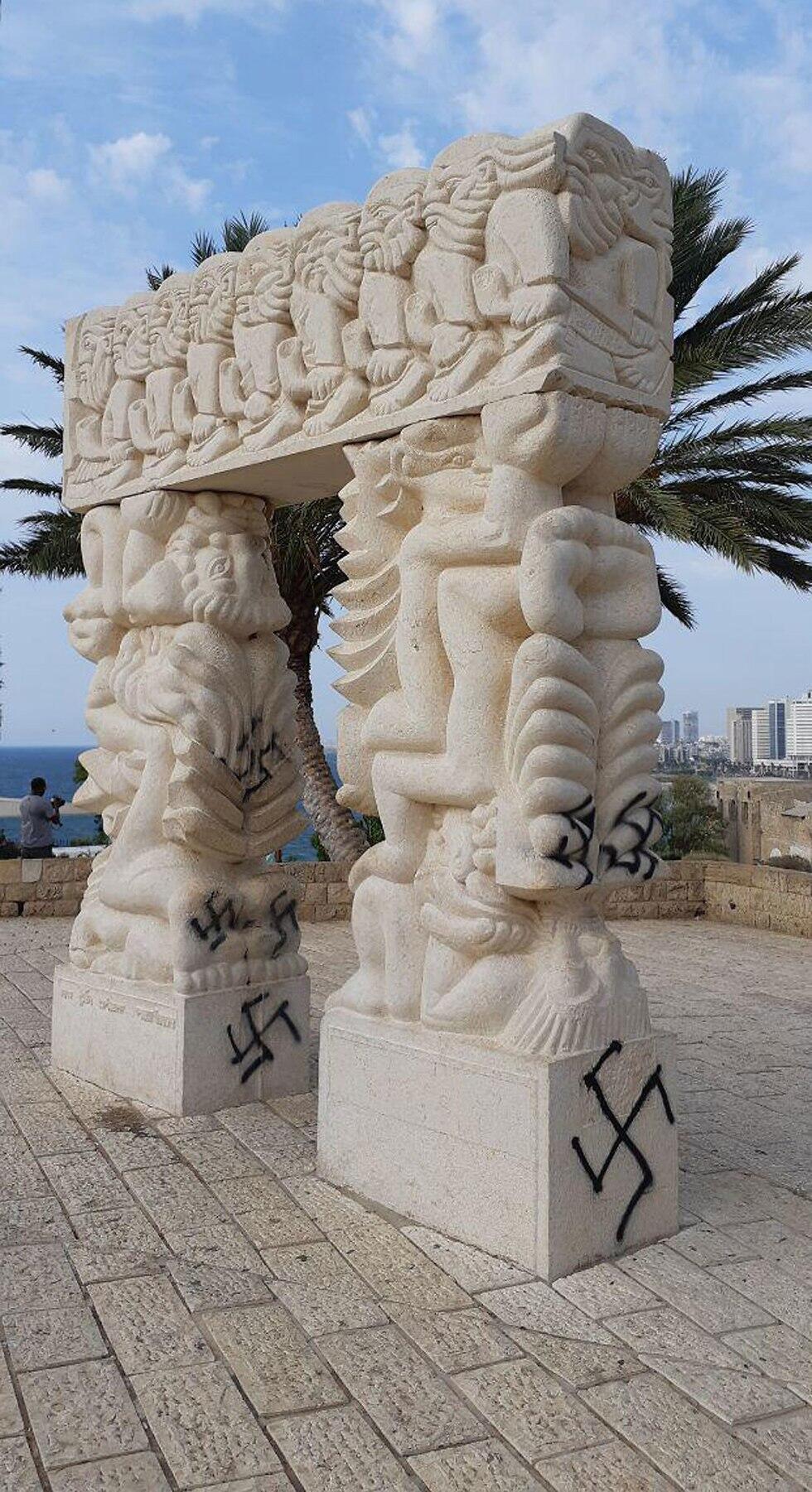 Свастики в Старом Яффо. Фото: Амит Хубер (צילום: עמית הובר) Свастики в Старом Яффо. Фото: Амит Хубер