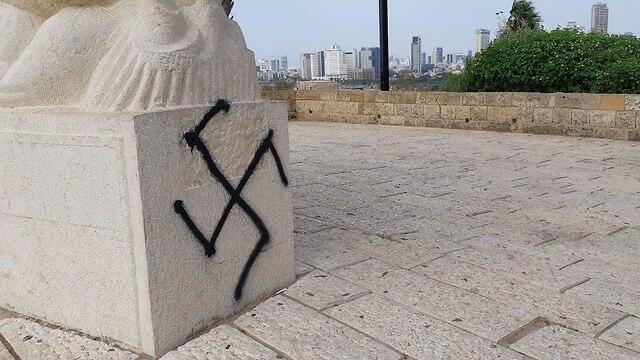 Свастики в Старом Яффо. Фото: Амит Хубер (צילום: עמית הובר) Свастики в Старом Яффо. Фото: Амит Хубер