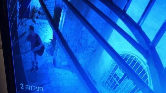 Снимок с камеры наблюдения Ури Геллера (צילום: אורי גלר) Снимок с камеры наблюдения Ури Геллера