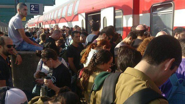 Пассажиры берут поезд штурмом