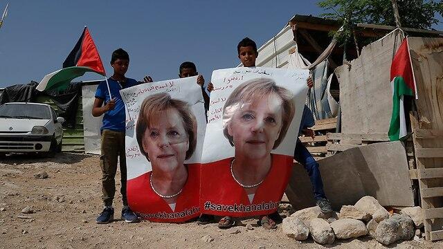 Bedouin children from Khan al-Ahmar appeal to the German chancellor 