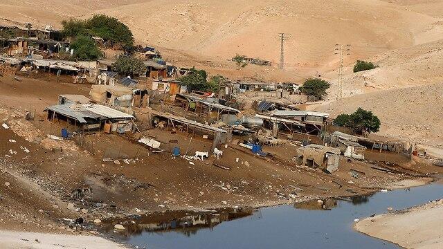 Bedouin-Palestinian village Khan al-Ahmar. (צילום: רויטרס) Bedouin-Palestinian village Khan al-Ahmar.