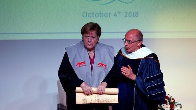 Merkel receives honorary doctorate degree from Haifa University (צילום: רויטרס) Merkel receives honorary doctorate degree from Haifa University