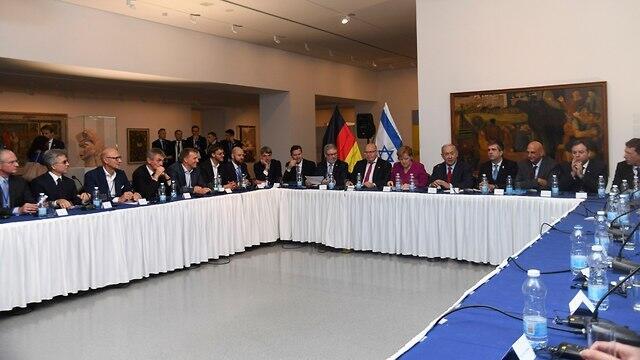 Merkel and Netanyahu at the round table discussion (צילום: אלי פוזנר, למוזיאון ישראל) Merkel and Netanyahu at the round table discussion