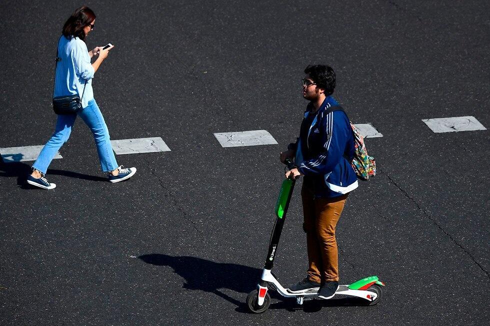 Электросамокат в Мадриде. Фото: AFP (צילום: AFP) Электросамокат в Мадриде. Фото: AFP