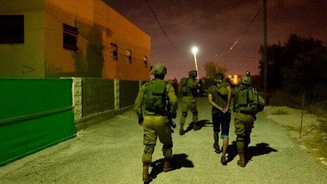 Задержание причастных к теракту в Баркане. Фото: пресс-служба ЦАХАЛа (צילום: דובר צה"ל ) Задержание причастных к теракту в Баркане. Фото: пресс-служба ЦАХАЛа