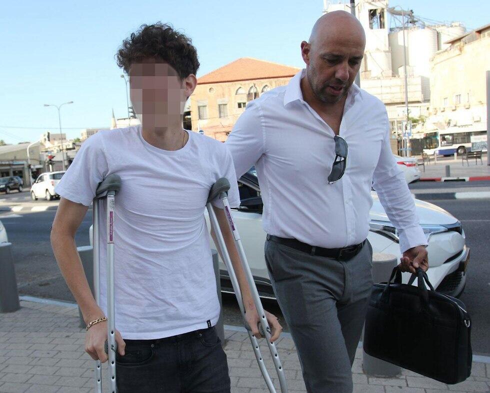 Адвокат и подозреваемый подросток. Фото: Ави Муалем (צילום: אבי מועלם) Адвокат и подозреваемый подросток. Фото: Ави Муалем