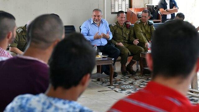 Lieberman meets with military brass   
