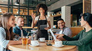 מלצרית מחזיקה טאבלט