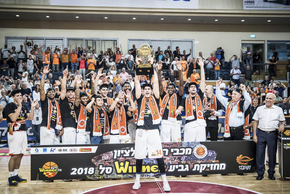 "Маккаби Ришон" с победным кубком. Фото: Одед Карни (Фото: Одед Карни, предоставлено руководством Лиги) "Маккаби Ришон" с победным кубком. Фото: Одед Карни