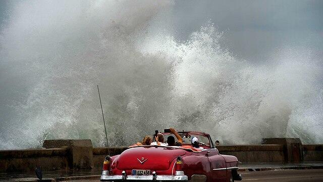 Днем раньше: "Майкл" ударил по Кубе. Фото: AP