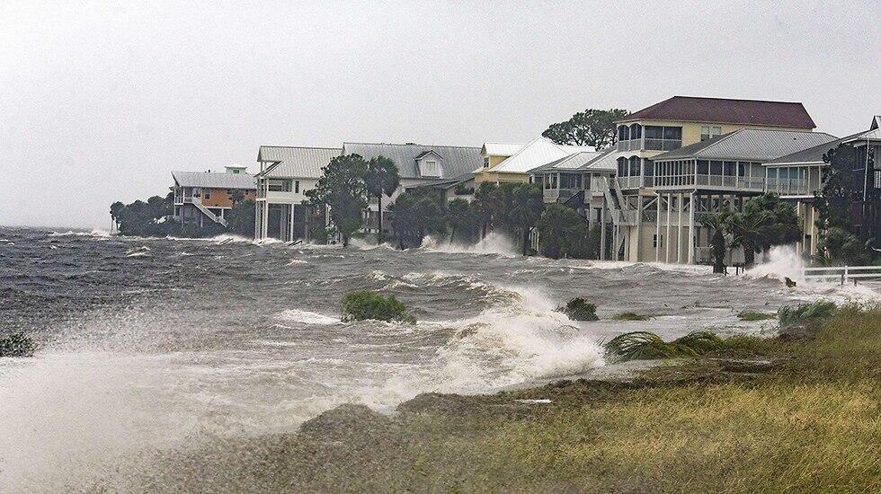 Первый удар. Шелл-пойнт, Флорида. Фото: AFP