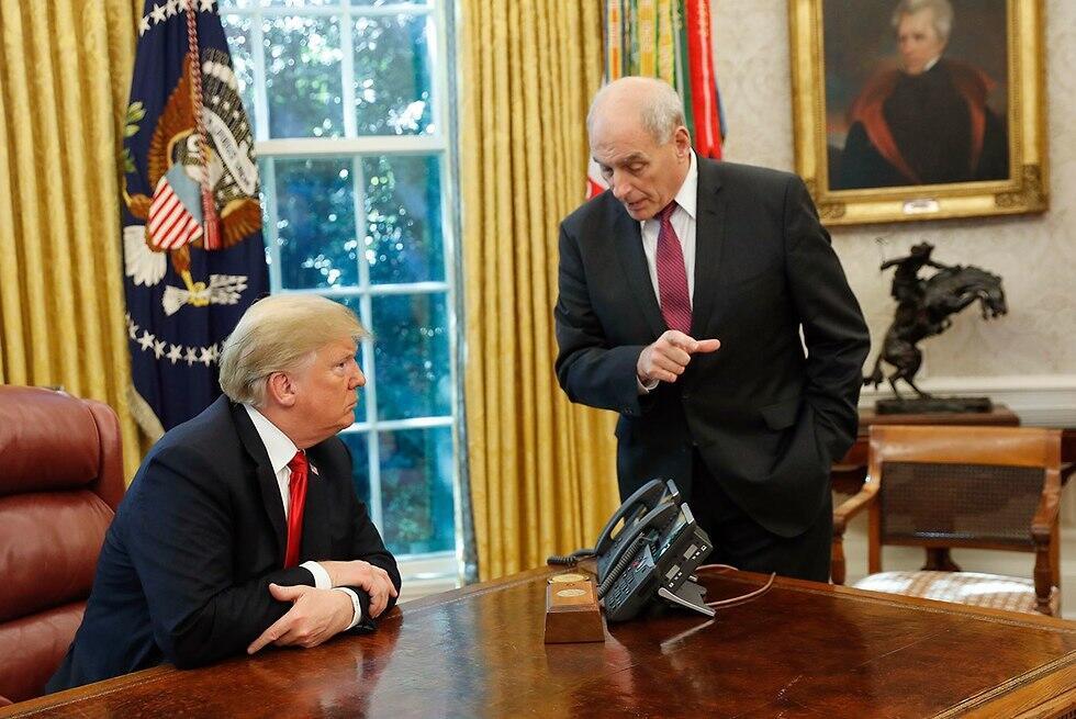 Президент США Дональд Трамп слушает отчет из Флориды. Фото: AP