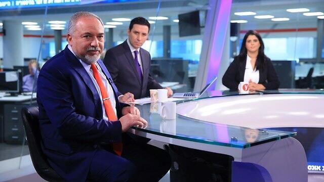 Авигдор Либерман в студии Ynet. Фото: Ярон Бреннер