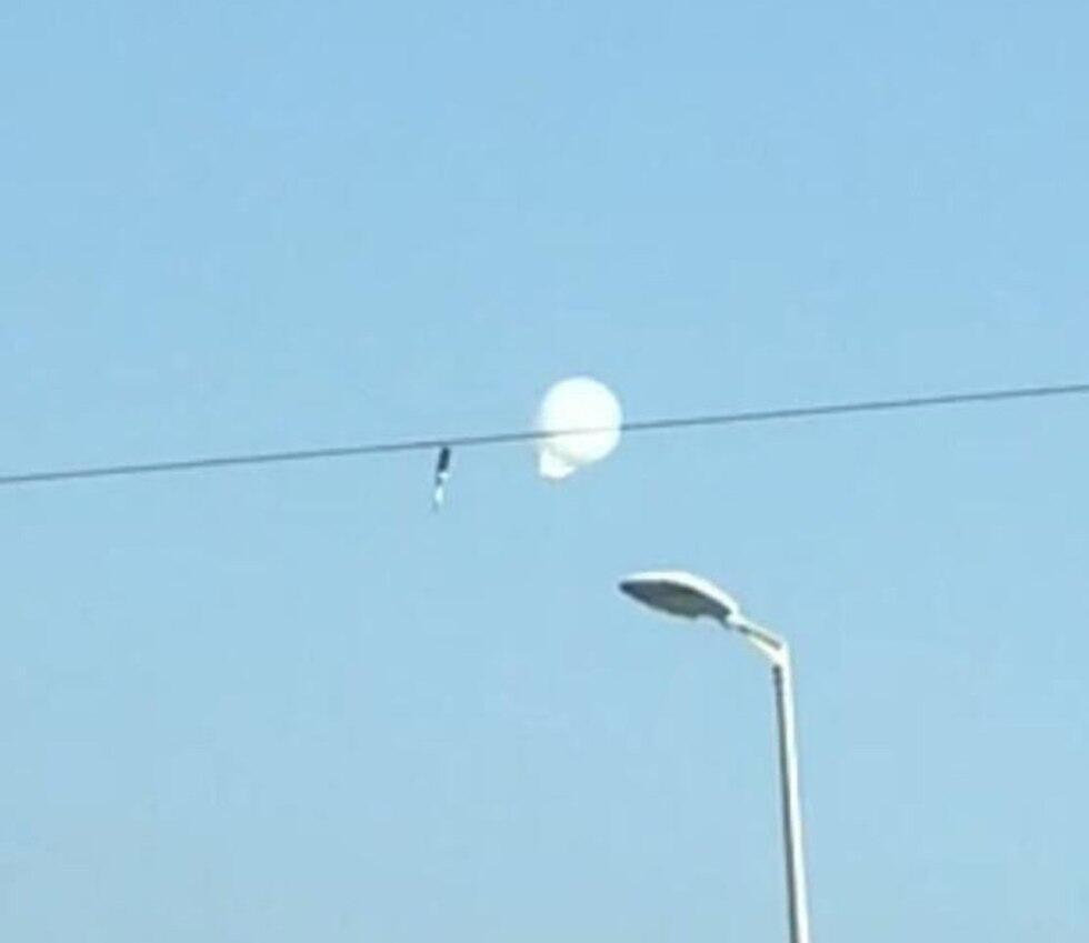 Incendiary balloon lands on electricity cable (צילום: מתן צורי) Incendiary balloon lands on electricity cable