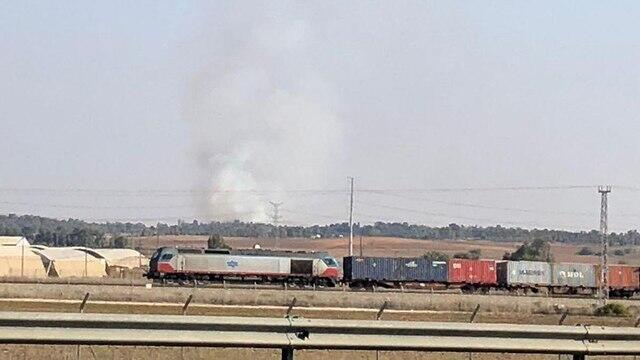 Fire erupts in Kibbutz Or HaNer amid incendiary balloon (צילום: מתן צורי) Fire erupts in Kibbutz Or HaNer amid incendiary balloon