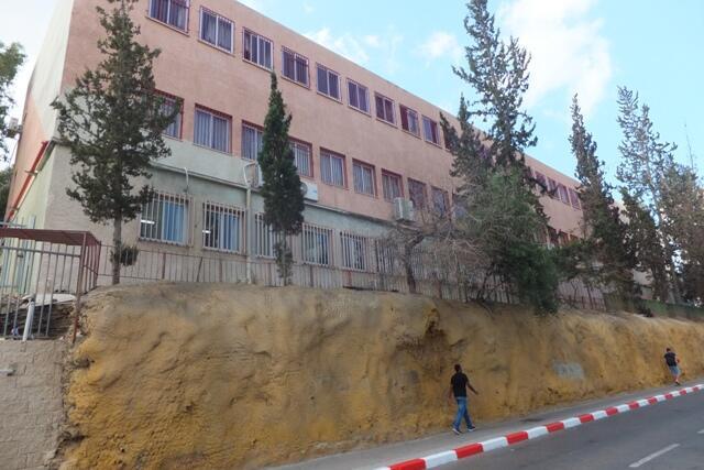 Здание школы "Шевах Мофет" в Тель-Авиве. Фото: Леон Левитас (Фото: Леон Левитас) Здание школы "Шевах Мофет" в Тель-Авиве. Фото: Леон Левитас