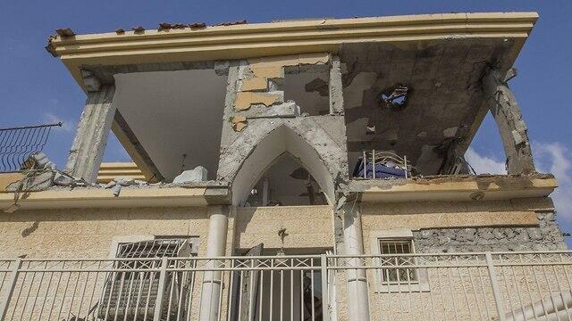 Дом в Беэр-Шеве, ращрушенный прямым попаданием ракеты. Фото: Идо Эрез