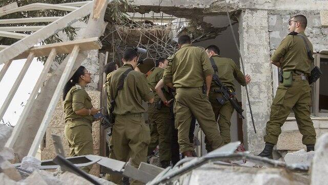 Военнослужащие ЦАХАЛа на месте падения ракеты. Фото: Идо Эрез