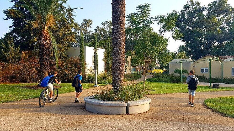 Gaza border communities resume routine 