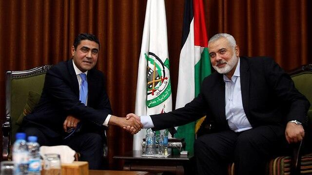 Ahmed Abd al-Khaliq (L) and Ismail Haniyeh (צילום: רויטרס) Ahmed Abd al-Khaliq (L) and Ismail Haniyeh