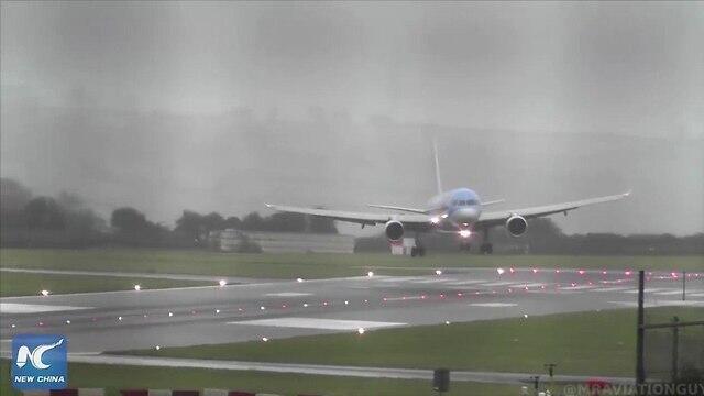 Приземление авиалайнера компании TUI в аэропорту Бристоля (кадр видеозаписи)nullnull Приземление авиалайнера компании TUI в аэропорту Бристоля (кадр видеозаписи)