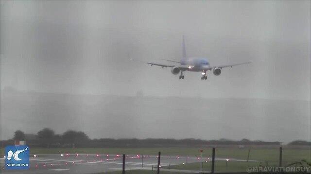 Приземление авиалайнера компании TUI в аэропорту Бристоля (кадр видеозаписи)nullnull Приземление авиалайнера компании TUI в аэропорту Бристоля (кадр видеозаписи)