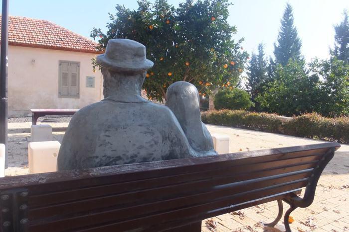 Скульптура супругам Лерер в Нес-Ционе. Фото: Леон Левитас