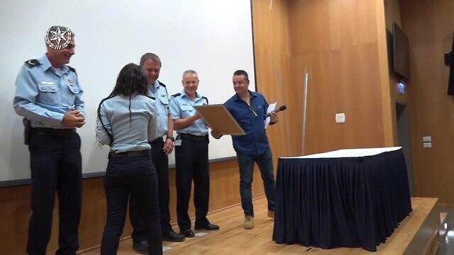 Агент полиции (видна со спины), которая привела к задержанию подозреваемых (צילום: דוברות המשטרה) Агент полиции (видна со спины), которая привела к задержанию подозреваемых