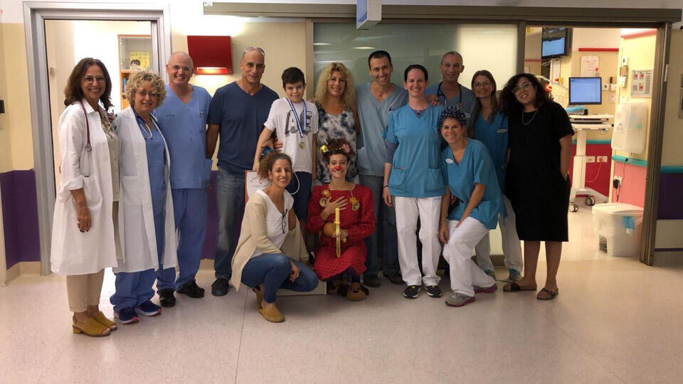 Мальчик Михаэль со своими спасителями - медперсоналом больниц "Шнайдер" и "Бейлинсон". Фото: пресс-службу (Фото: пресс-служба больницы "Шнайдер") Мальчик Михаэль со своими спасителями - медперсоналом больниц "Шнайдер" и "Бейлинсон". Фото: пресс-службу