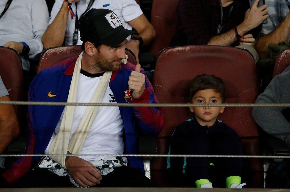 Месси наблюдает за матчем с трибуны. Фото: АР (צילום: AP) Месси наблюдает за матчем с трибуны. Фото: АР