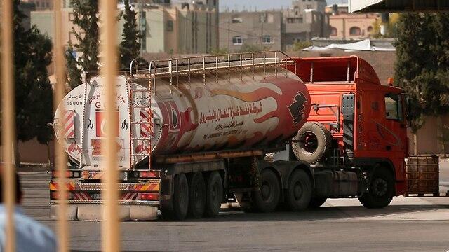 Грузовик с катарским топливом на въезде в сектор Газы. Фото: AFP