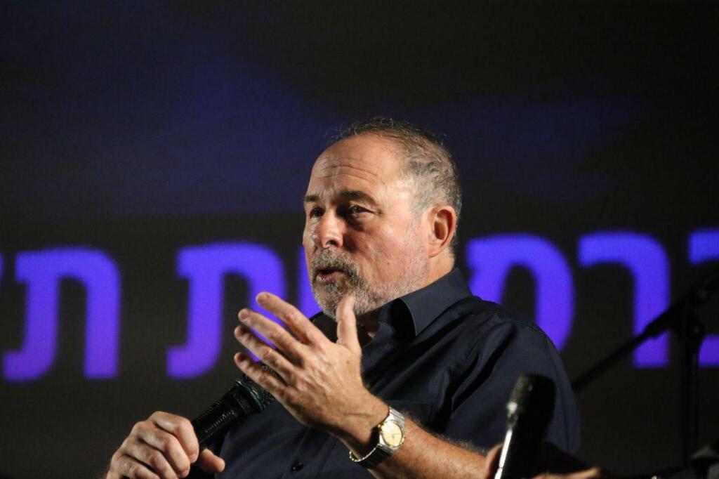 שופט יורם דנציגר נואם באוניברסיטת תל אביב