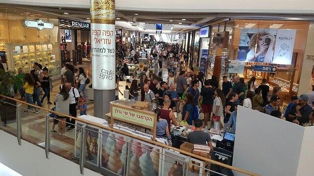 Торговый центр "Азриэли". Фото: Мерав Кристал (צילום: מירב קריסטל) Торговый центр "Азриэли". Фото: Мерав Кристал