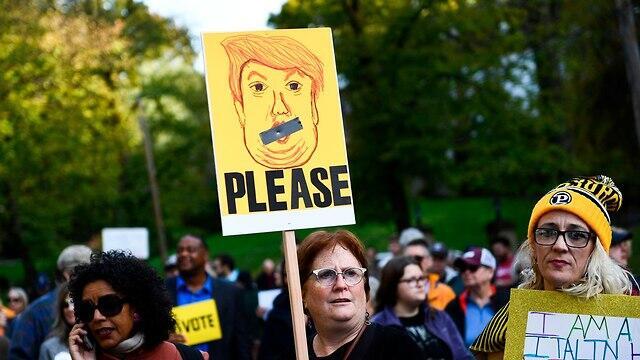 Protesting President Trump during his visit to the site of anti-Semitic attack on the Tree of Life Synagogue in Pittsburgh (Photo: AFP) (צילום: AFP) Protesting President Trump during his visit to the site of anti-Semitic attack on the Tree of Life Synagogue in Pittsburgh (Photo: AFP)